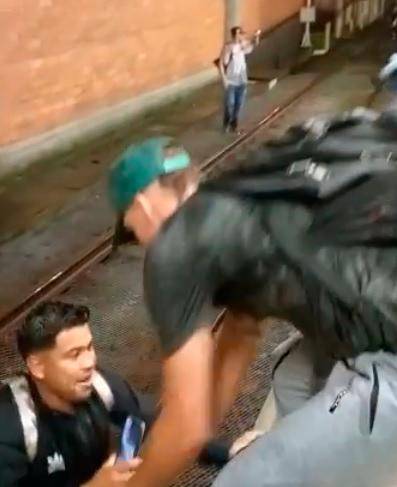 Algunos de los usuarios que se lanzaron a las vías del tren. FOTO: Denuncias Antioquia.