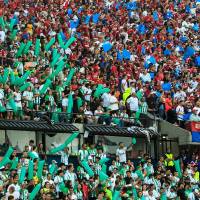 Pese a los antecedentes recientes, ambas hinchadas han disfrutado de muchos clásicos en paz, y a eso se le apuesta en el clásico del sábado. FOTO CAMILO SUÁREZ