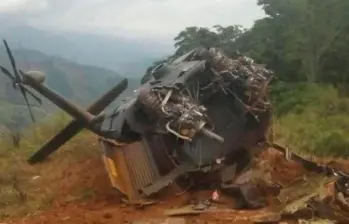 Así quedó el helicóptero estadounidense, que fue donado a la Policía colombiana, luego del ataque en Amalfi, Antioquia. FOTO: CORTESÍA.