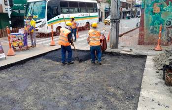 Bello comienza mantenimiento y parcheo de sus vías principales en el centro