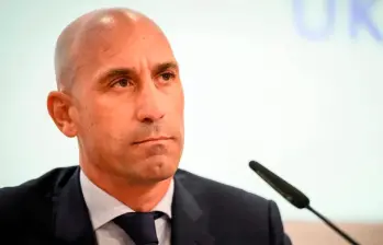 Luis Rubiales no puede ejercer ninguna función en el fútbol luego de ser condenado por agresión sexual tras beso a la jugadora Jenni Hermoso. FOTO AFP