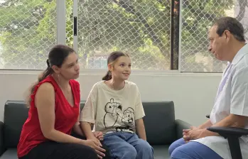 María Isabel Taborda Bernal y su madre, Astrid Bernal, junto al doctor Jaime Alberto Ramírez, cirujano de trasplantes del Hospital Infantil San Vicente Fundación, quien lideró el equipo de más de 30 especialistas que realizó el primer autotrasplante hepático pediátrico de Colombia. FOTO: Cortesía.