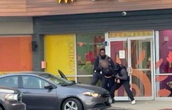 La profesora, de origen colombiano, fue detenida sin una orden judicial. FOTO: CAPTURA DE VIDEO REDES SOCIALES/X