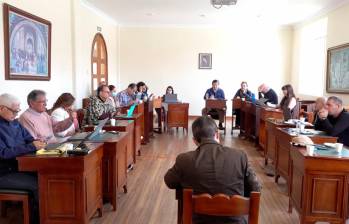 Andrey Avendaño (derecha y de pie) es uno de los delegados de las disidencias en esta mesa de paz. FOTO CORTESÍA 