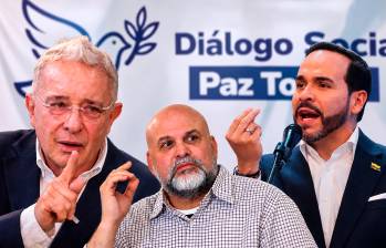 De derecha a izquierda: Expresidente Álvaro Uribe, el exjefe paramilitar Salvatore Mancuso y el presidente Abelardo de la Espriella. Todos se refirieron al pacto de Valledupar. FOTO Juan Antonio Sánchez, AFP Y GETTY