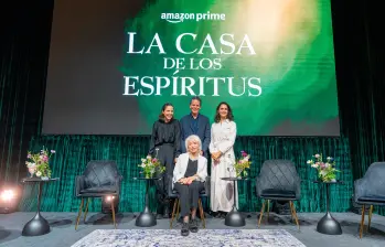 Isabel Allende con los tres showrunners de la serie: Francisca Alegría, Fernanda Urrejola y Andrés Wood. FOTO Cortesía Prime Video
