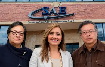 El presidente Gustavo Petro, la expresidenta de la SAE Amelia Pérez Parra y la abogada Mery Janneth Gutiérrez. Según documentos obtenidos por este diario, el exdirector de la UNP, Augusto Rodríguez (pareja de Gutiérrez), recomendó a Petro el nombramiento de Pérez al frente de la SAE. FOTO PRESIDENCIA Y CORTESÍA