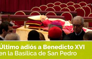 Miles de fieles desfilan para despedir a Benedicto XVI en la Basílica de San Pedro