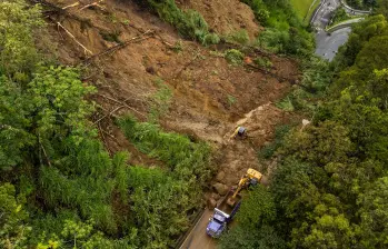 La reapertura de la vía se ha demorado por desprendimientos de roca e infiltraciones de agua en el terreno. FOTO manuel saldarriaga
