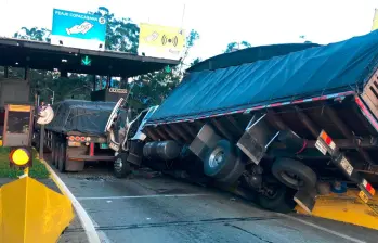Así quedó el furgón luego del impacto contra el tractocamión en todo el peaje, en sentido Oriente-Medellín. FOTO: CORTESÍA MI ORIENTE