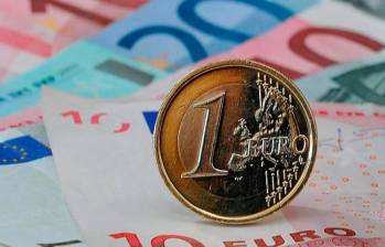 El euro se cotiza en US$1,03 y no había caído tanto frente a la divisa estadounidense desde hace 20 años. FOTO: AFP.