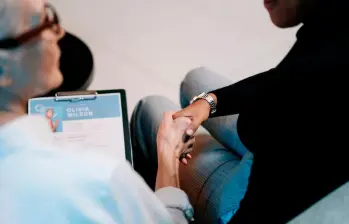 Reclutadora y candidato en una entrevista de trabajo. FOTO: GETTY