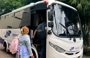 Este es uno de los tres buses eléctricos hechos en Medellín que fueron incorporados a la flota de vehículos del ITM. FOTO: Cortesía Alcaldía de Medellín