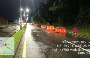 Así estuvo durante toda la noche la vía cerca del Alto de la Virgen a raíz de la caída de material. FOTO: Cortesía