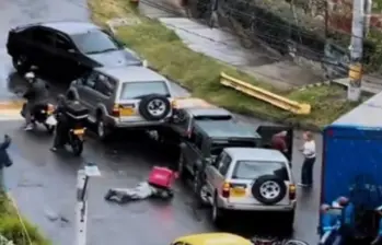 En el incidente se vio como un motociclista cayó al piso y se deslizó por varios metros. FOTO: imagen tomada de redes.
