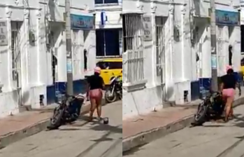 La mujer quedó grabada en video dañando la motocicleta. FOTO: captura de pantalla.