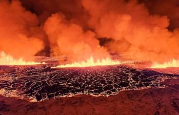 Erupción de volcán cerca de la ciudad de Grindavik en Islandia. FOTO COLPRENSA