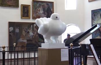 La obra, que pasó por la Casa de Nariño durante los gobiernos de Santos y Petro, sufrió daños en su ala izquierda y fue trasladada a un depósito del museo mientras se evalúa su estado. FOTO cortesía