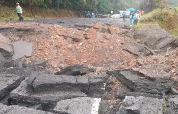 Así quedó la vía Medellín-Costa Atlántica en el sector Ventanitas, de Yarumal, luego de que un grupo armado pusiera un artefacto explosivo improvisado. Se investiga si es una retaliación por las recientes capturas. FOTO: CORTESÍA