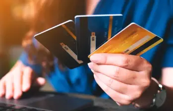 Las tarjetas de crédito premium ofrecen beneficios como acceso a salas VIP, millas y seguros de viaje, pero exigen cumplir las condiciones de ingresos y capacidad de pago de cada entidad financiera. FOTO MAGNIFIC