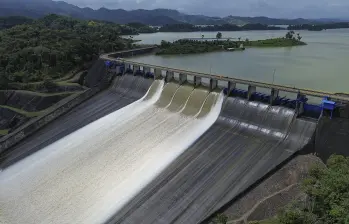 En un país que depende del agua para generar electricidad, la reducción de lluvias, los bajos niveles de los embalses y el aumento de la demanda elevan la preocupación del sector. Foto: Manuel Saldarriaga 