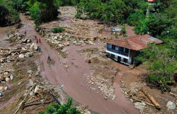  Los bomberos de Venecia señalaron que varias casas fueron evacuadas por prevención, mientras se espera el apoyo con maquinaria amarilla para limpiar la zona de escombros. FOTOS : Camilo Suárez