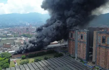 Aspecto del incendio que se desató en Itagüí durante el mediodía de este 27 de abril. FOTO: Manuel Saldarriaga