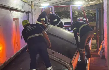 Esta fue una de las partes de vehículos que encontraron dentro de este local que hacían pasar como un parqueadero. También hallaron herramientas y otros elementos. FOTO: CORTESÍA SECRETARÍA DE SEGURIDAD DE MEDELLÍN