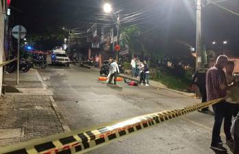 Uno de los hombres murió en el sitio, mientras que otro alcanzó a ser llevado a un hospital cercano. FOTO: Cortesía Denuncias Antioquia.