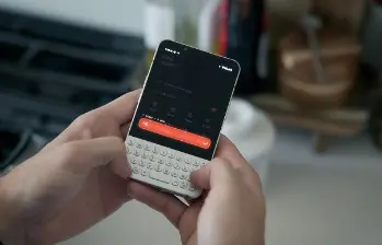 El dispositivo apuesta por ser un teléfono principal sin renunciar a su propuesta antidistracción. Los primeros envíos están previstos para diciembre de este año. FOTO cortesía