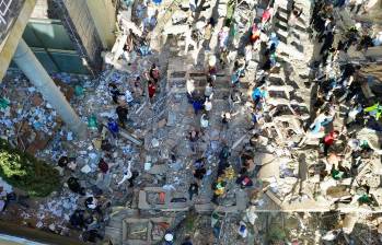 En Pereira se registraron al menos 37 víctimas mortales y otras tres en municipios del área metropolitana, mientras 65 edificaciones colapsaron, tras el sismo de magnitud 7,4 registrado ayer. Foto: Manuel Saldarriaga