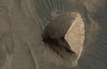 La imagen que desató la conversación no es reciente, en realidad, este punto de Marte fue identificado en 2001. FOTO: Nasa/JPL/University of Arizona