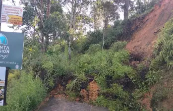 Aspecto del derrumbe que taponó este jueves la vía entre El Peñol y Guatapé, en el Oriente de Antioquia. FOTO: Cortesía Denuncias Antioquia