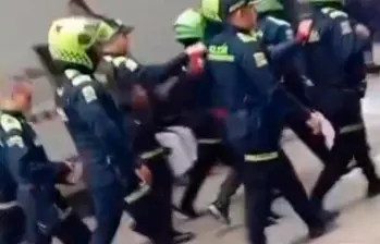 El sujeto salió hasta con casco de la policía puesto para evitar ser agredido. FOTO: Captura de video