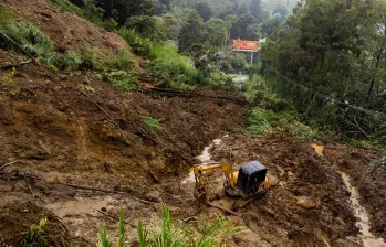 El alcalde Gutiérrez aseguró que si el clima lo permite podrían rehabilitar la vía este viernes 9 de mayo. FOTO: MANUEL SALDARRIAGA