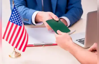 Persona solicitando visa H-1B para acceder a un trabajo en Estados Unidos. FOTO: GETTY