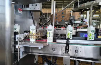 El ritmo productivo de la planta en Entrerríos es sorprendente, el área de empaque procesa entre 2,5 y 3 toneladas por hora, y por lo tanto, puede empacar 32 toneladas en tres turnos. FOTO: El Colombiano.
