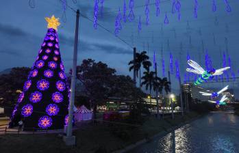 El árbol de Navidad, ubicado en inmediaciones de Parques del Río, decorado con 90 flores luminosas en su exterior. FOTO Cortesía EPM.