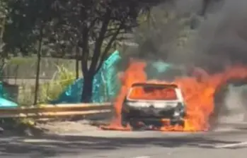 El vehículo se incendió sobre la calzada oriental de la vía que lleva al sur del Aburrá. FOTO: Cortesía Denuncias Antioquia