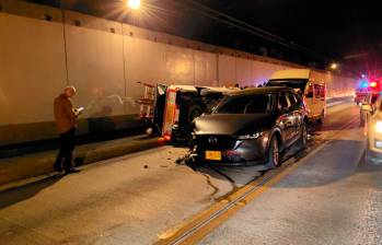 Así quedaron los dos vehículos implicados en este accidente ocurrido dentro del túnel de Oriente, lo que obligó a su cierre. FOTO: CORTESÍA