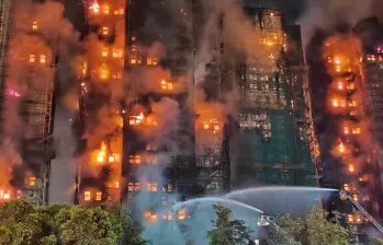 El incendio comenzó en la tarde del miércoles y dada la magnitud, ya se considera el peor siniestro registrado en varias décadas en la megaurbe asiática. FOTO: Xinhua