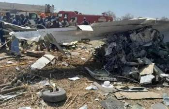 Bomberos y rescatistas trabajan entre los escombros tras el accidente del avión militar en Sudán, que dejó 46 muertos. La explosión dañó viviendas y dejó varios heridos. FOTO: Tomada de redes sociales