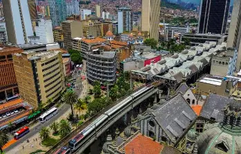 Los sectores de BPO, comercio y atención al cliente lideran la oferta de empleo actual en Medellín. FOTO: CAMILO SUÁREZ