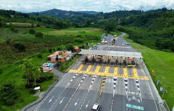 Detrás están las protestas de comunidades del Eje Cafetero que rechazan el cobro del peaje de Tarapacá II, las mesas de diálogo con alcaldes y gobernadores, y la presión política sobre un corredor vial estratégico para la economía del centro del país. FOTO: MinTransporte.
