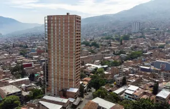 Aspecto del edificio Berlín ubicado en el barrio Aranjuez, uno de los proyectos que se quedó inconcluso en Medellín. FOTO CAMILO SUÁREZ