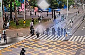 El Esmad se encuentra en la zona intentando restablecer el orden en la zona. Hay enfrentamientos con un grupo de manifestantes. FOTO: CORTESÍA ALCALDÍA DE MEDELLÍN
