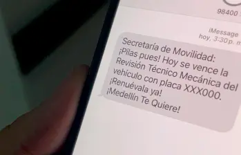 Con mensajes como estos se le informa a los conductores que su Soat o Tecnicomecánica están a punto de vencerse, para evitar hacer comparendos mediante fotomultas. FOTO: CORTESÍA ALCALDÍA DE MEDELLÍN