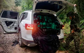 Esta es la camioneta cargada de marihuana que el Ejército interceptó en una vía de Quindío. FOTO: CORTESÍA DEL EJÉRCITO.