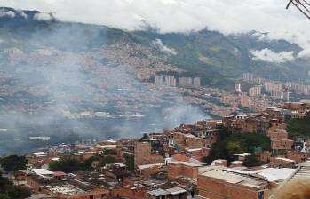 En el lugar hacen presencia unidades de la Policía, que apoyan el control de la situación y monitorean el área con cámaras de seguridad para coordinar la atención de la emergencia. FOTO: Cortesía.