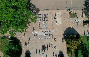 El SOS emitido desde la Plaza de Botero fue realizado con fotografías de la población que ha estado ausente desde el cerramiento. FOTO: Cortesía Everyday Homeless